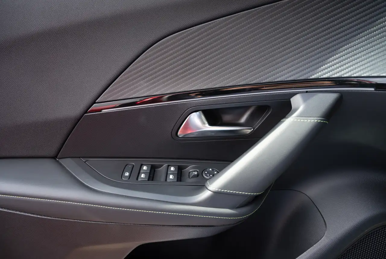 Peugeot 2008 GT 1.2 PureTech 130 EAT8 *GW-TOP-DEAL* — Galerie du véhicule 11