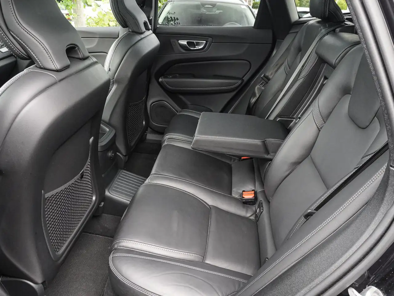 Volvo XC60 T8 AWD Black Edition Ultra Plug-in Hybrid — معرض صور السيارة 17