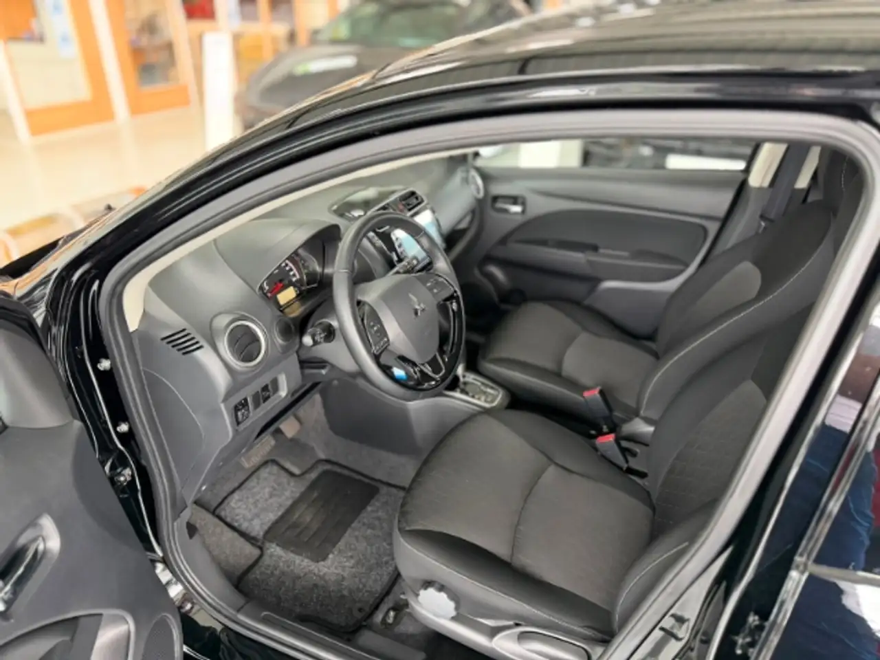 Mitsubishi Space Star Select+ 1,2 l MIVEC CVT AS&G — Galerie du véhicule 8