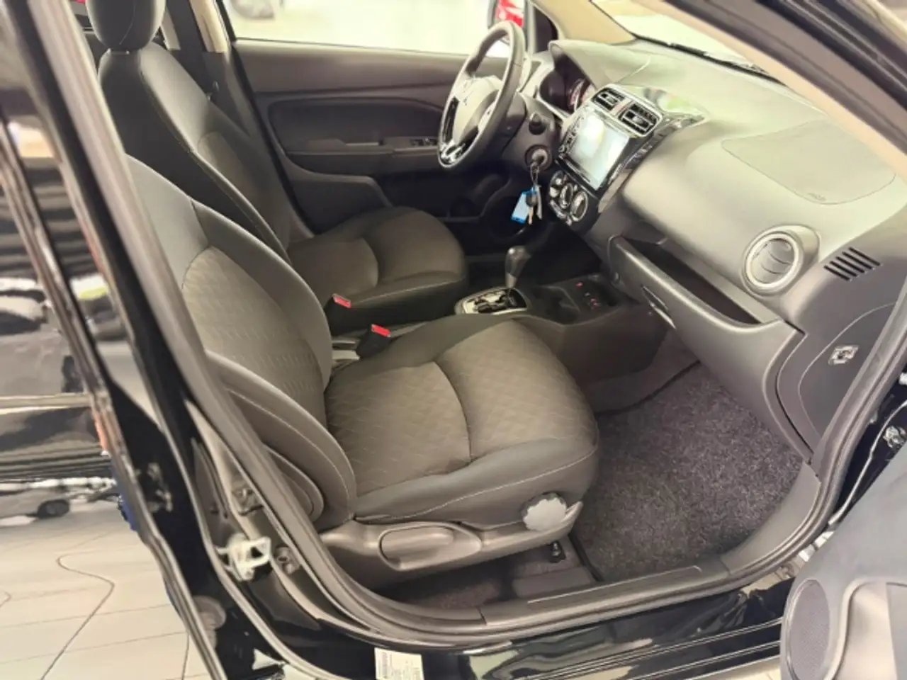 Mitsubishi Space Star Select+ 1,2 l MIVEC CVT AS&G — Galerie du véhicule 10