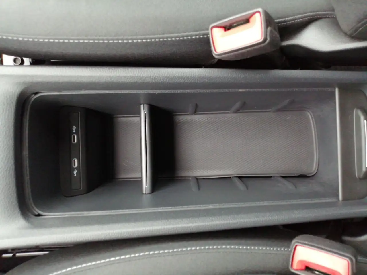 Volkswagen ID.3 Pro / CarPlay, Standklima, LED, DAB+ — Galería del vehículo 21