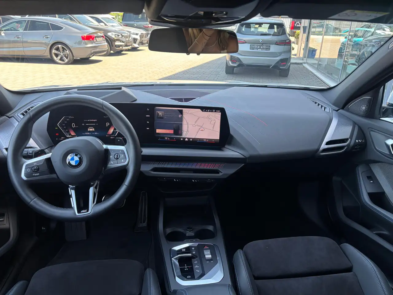 BMW 120 i M Sportp. Ad.LED°AHK°elSitze°HUP+Harm-Kard — Galerie du véhicule 10