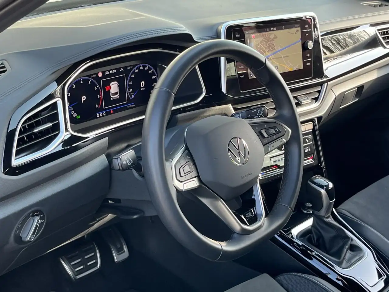 Volkswagen T-Roc 1,5 TSI DSG R-Line (AHK+Navi) Klima Navi — Galería del vehículo 11