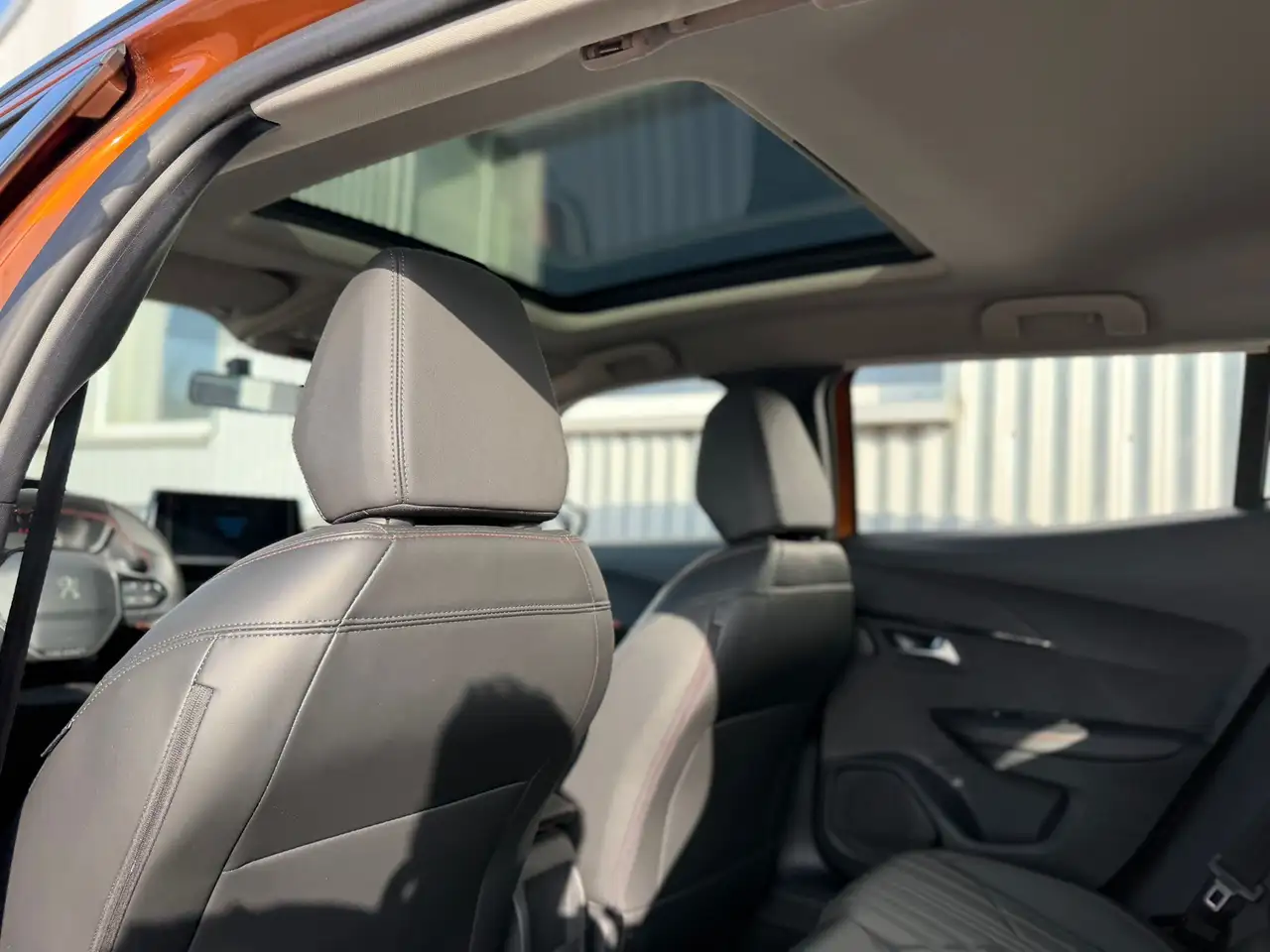 Peugeot 2008 HYBRID136 e-DSC6 Allure GT Pano*Leder*360 — معرض صور السيارة 17