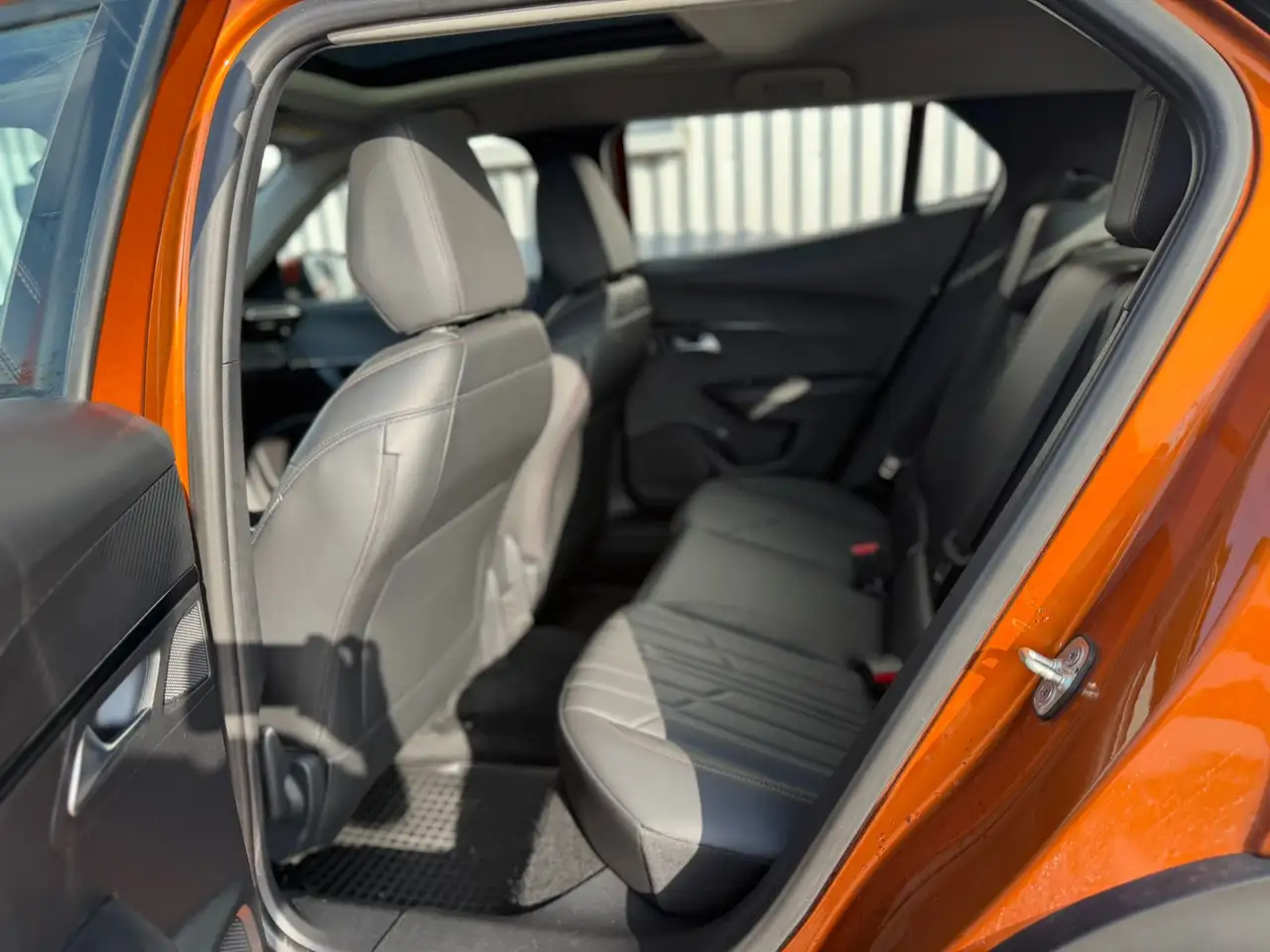 Peugeot 2008 HYBRID136 e-DSC6 Allure GT Pano*Leder*360 — معرض صور السيارة 22