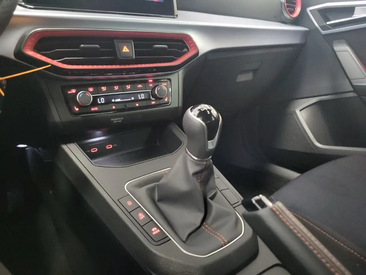 SEAT Ibiza FR NAV LED DIG-DISPLAY SITZ.HZG TEMPOMAT APPLE/AND — Galería del vehículo 16