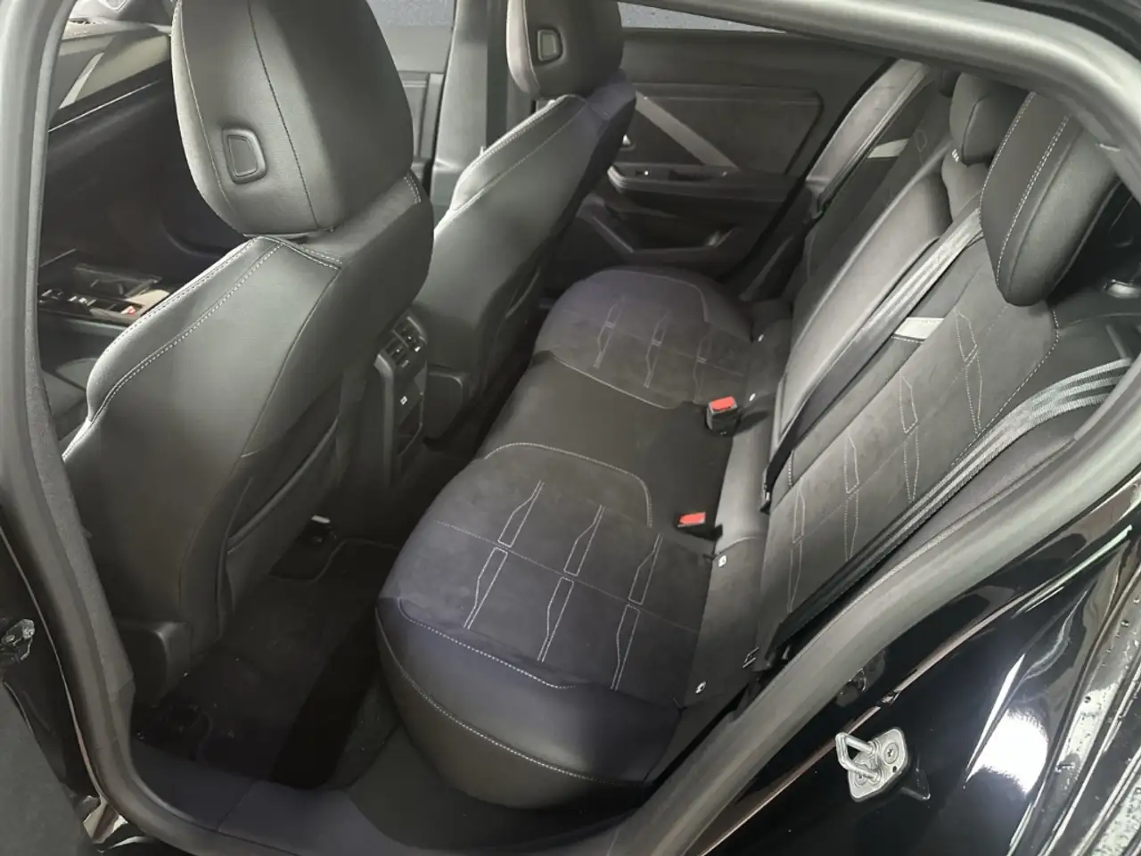 Opel Astra 1.2Turbo Ultimate Glasdach ACC HUD 360°18'' — معرض صور السيارة 12
