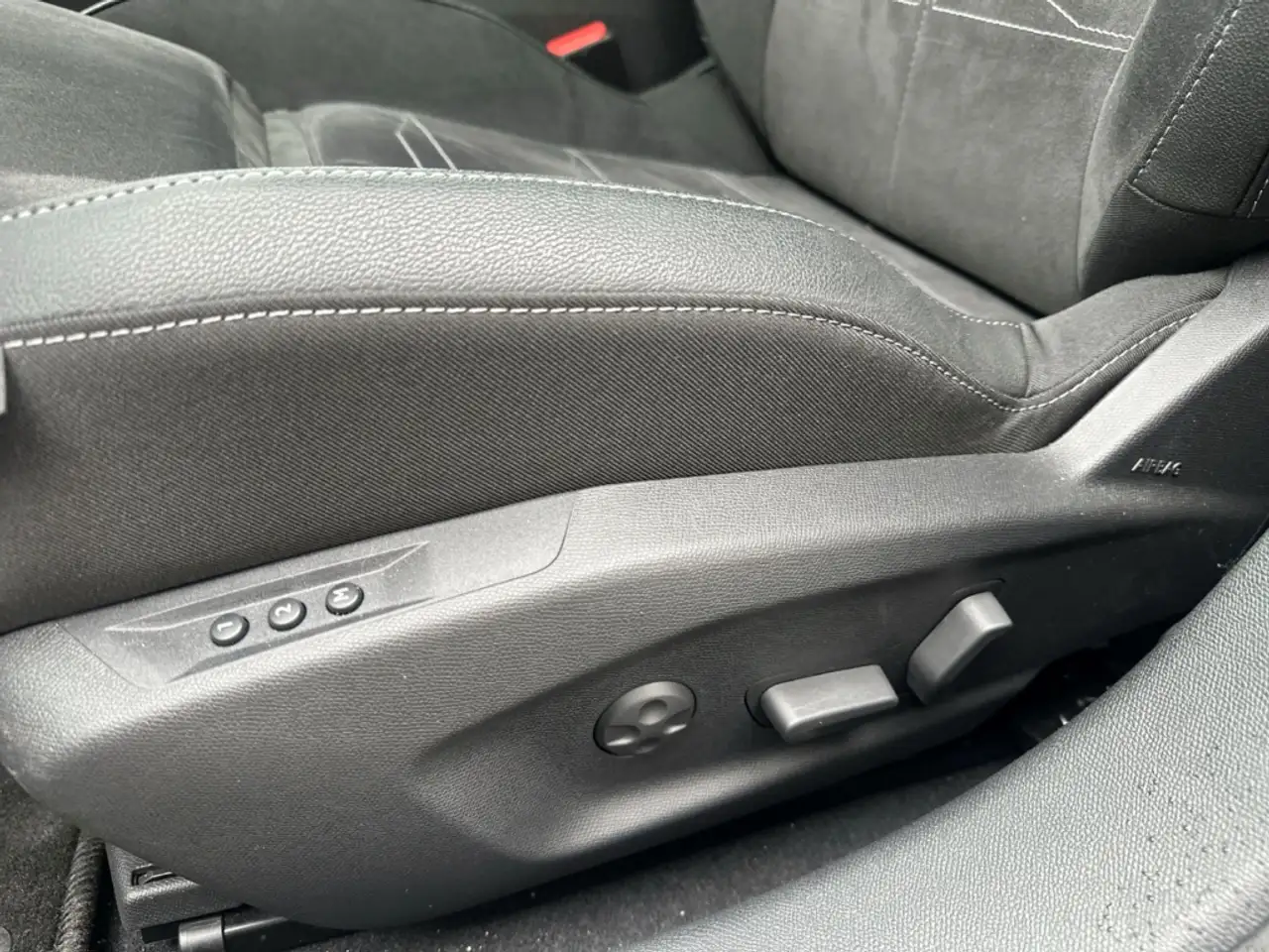 Opel Astra 1.2Turbo Ultimate Glasdach ACC HUD 360°18'' — معرض صور السيارة 16