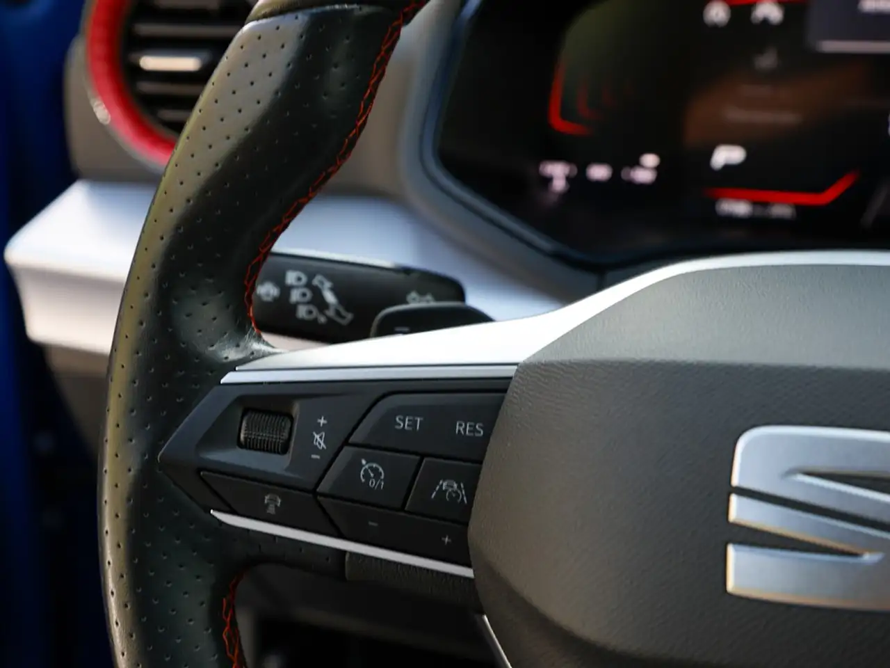 SEAT Ibiza 1.0 TSI DSG FR LED-Sch., RFK, Navi., Tel., Full... — معرض صور السيارة 17