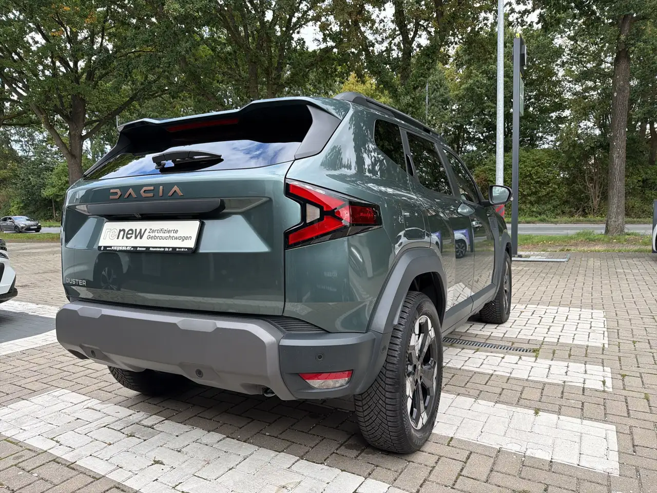 Dacia Duster E-TECH Full Hybrid 140 Extreme — Vehicle gallery 4