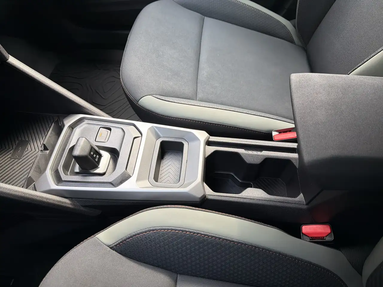 Dacia Duster E-TECH Full Hybrid 140 Extreme — Vehicle gallery 12