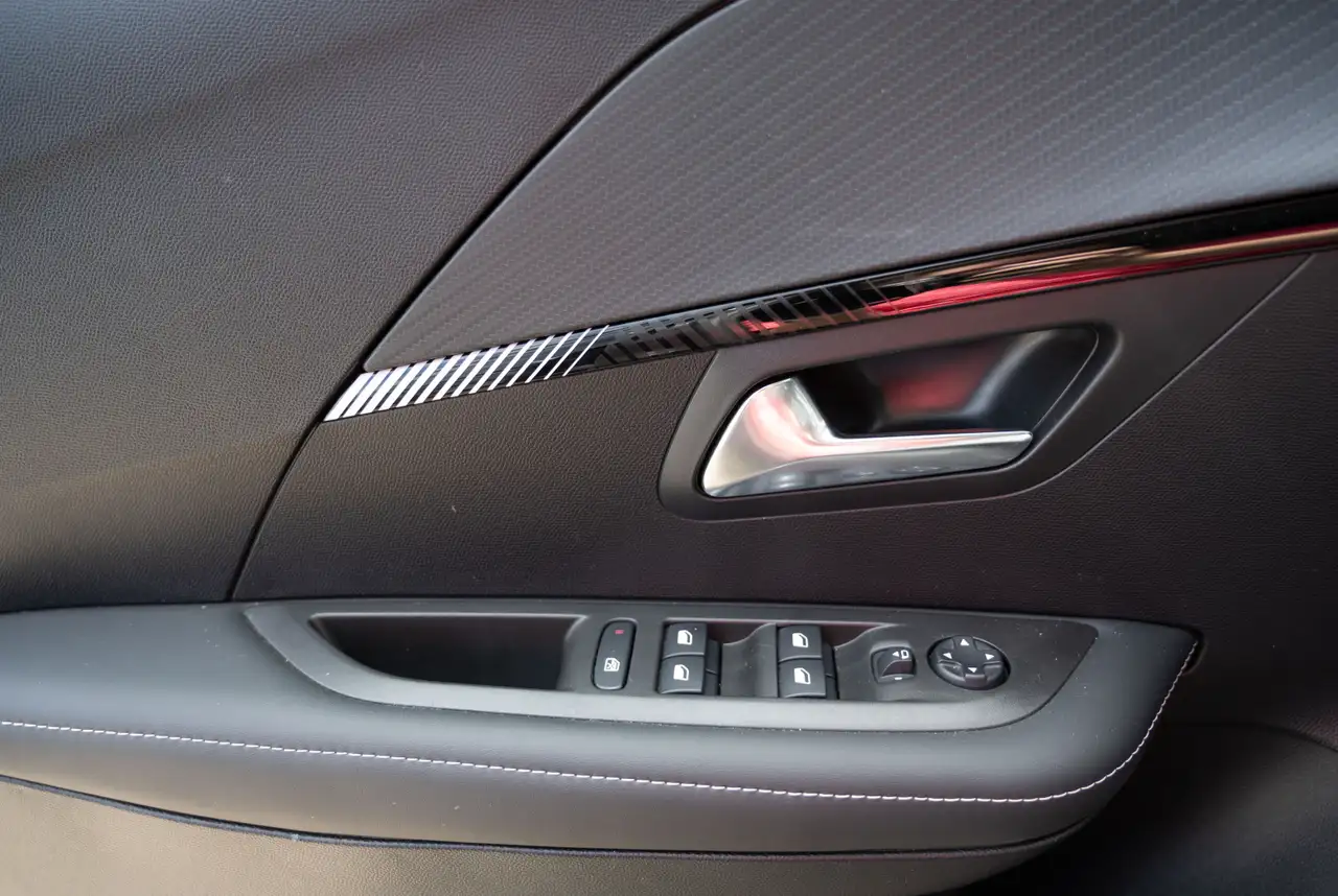 Peugeot 208 Allure 1.2 PureTech 100 *MIRRORSCREEN*SHZ*KOMFORT-PAKET* — Galerie du véhicule 12