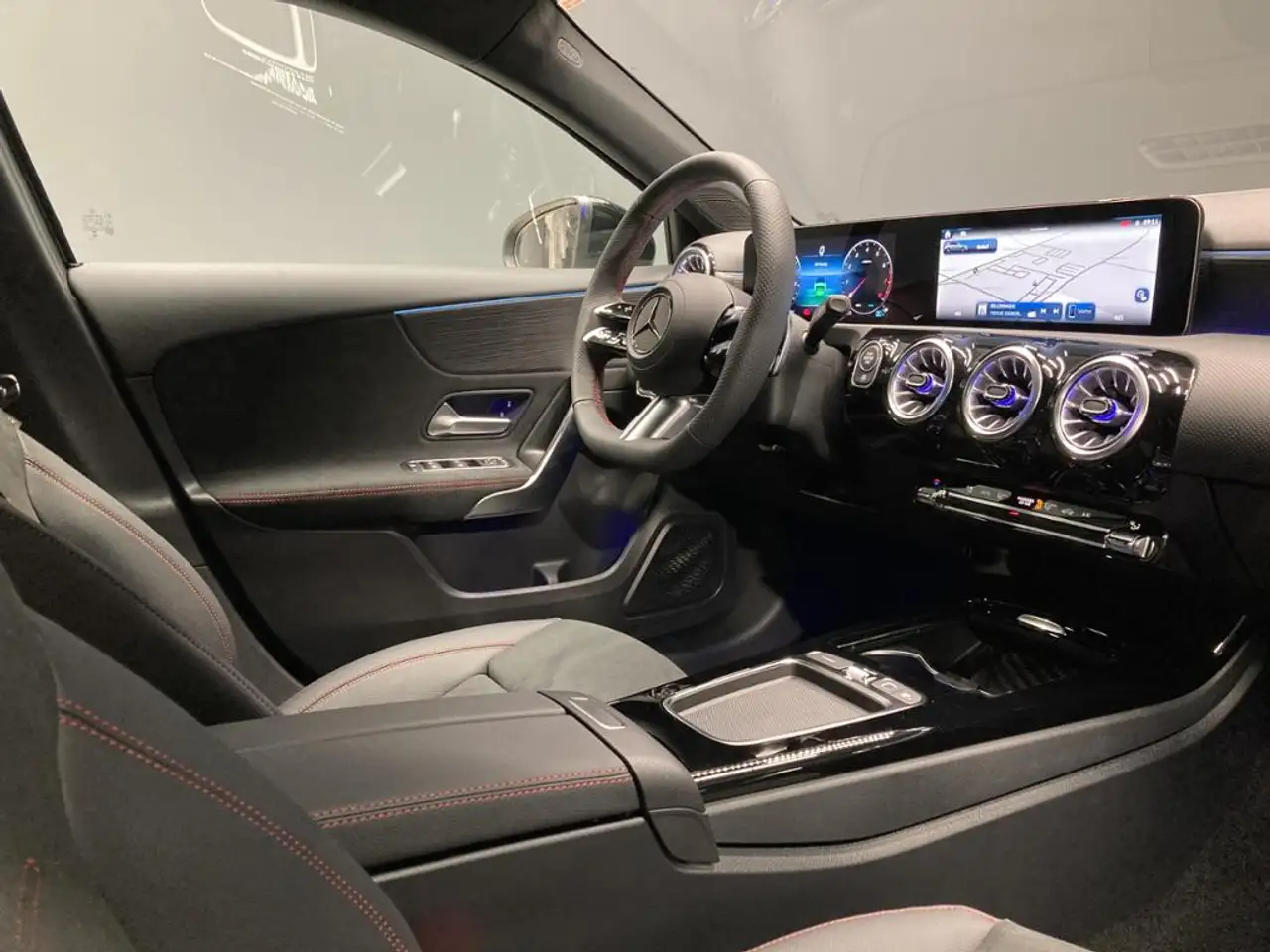 Mercedes-Benz A 200 +AMG+Night+MBUX+Sportausp.+KAMERA+AHK+NAVI — Vehicle gallery 6