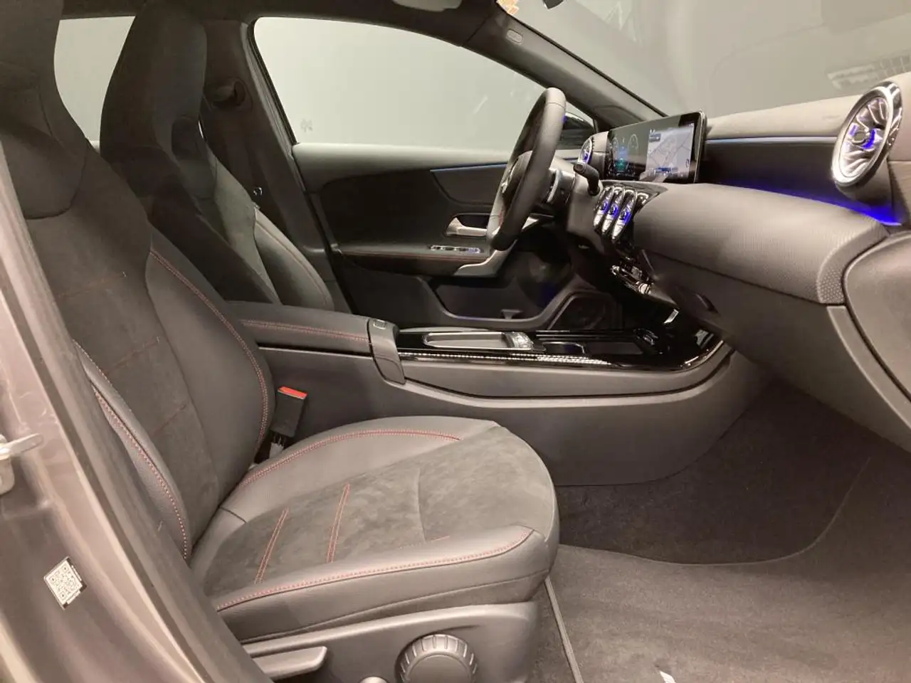 Mercedes-Benz A 200 +AMG+Night+MBUX+Sportausp.+KAMERA+AHK+NAVI — Vehicle gallery 16