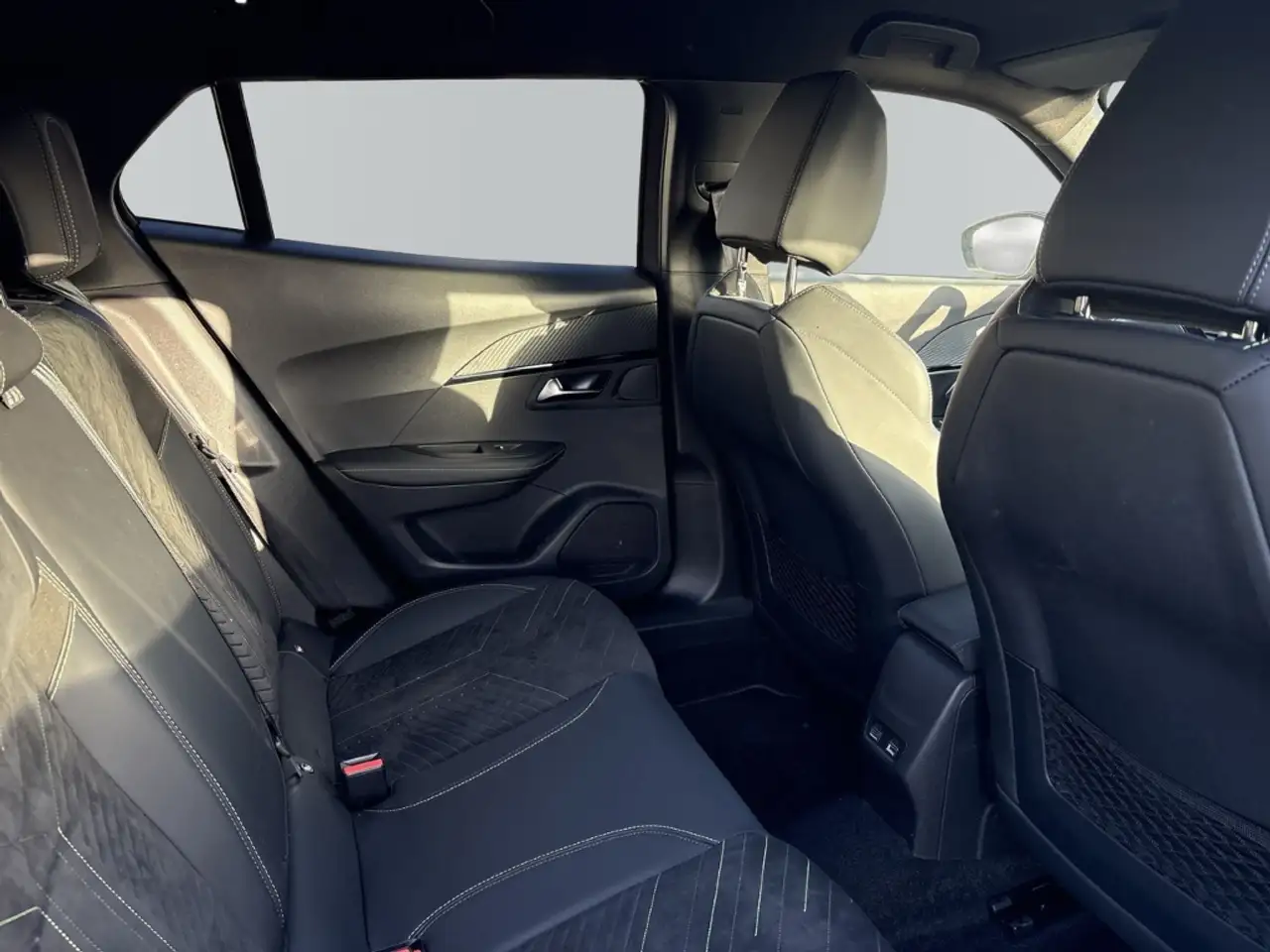 Peugeot 2008 GT Navi Leder 360 Kamera Massagesitze LED ACC Appl — Galerie du véhicule 10