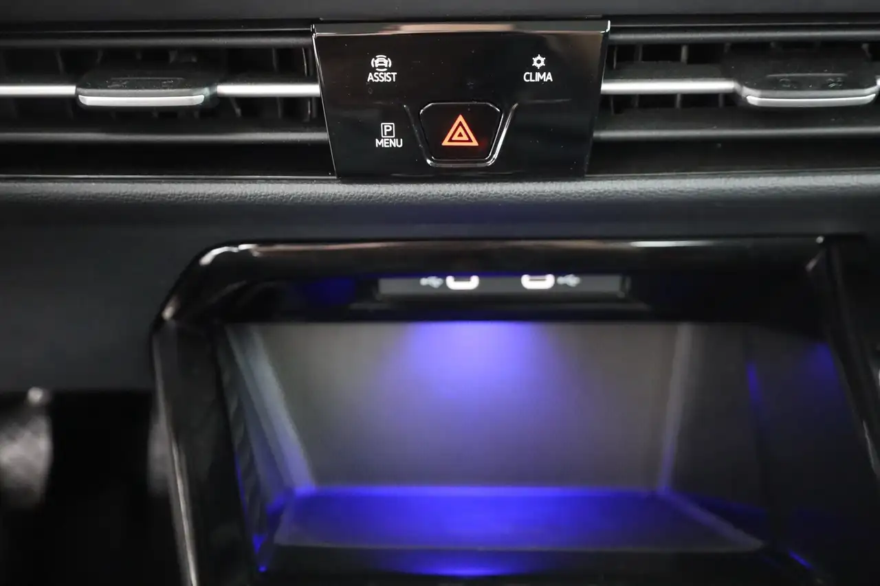 Volkswagen Golf VIII 1.5 eTSI DSG Style LED App-Connect ACC — معرض صور السيارة 12