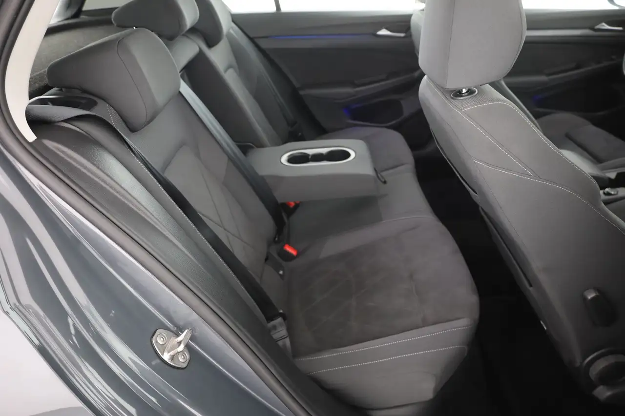 Volkswagen Golf VIII 1.5 eTSI DSG Style LED App-Connect ACC — معرض صور السيارة 24