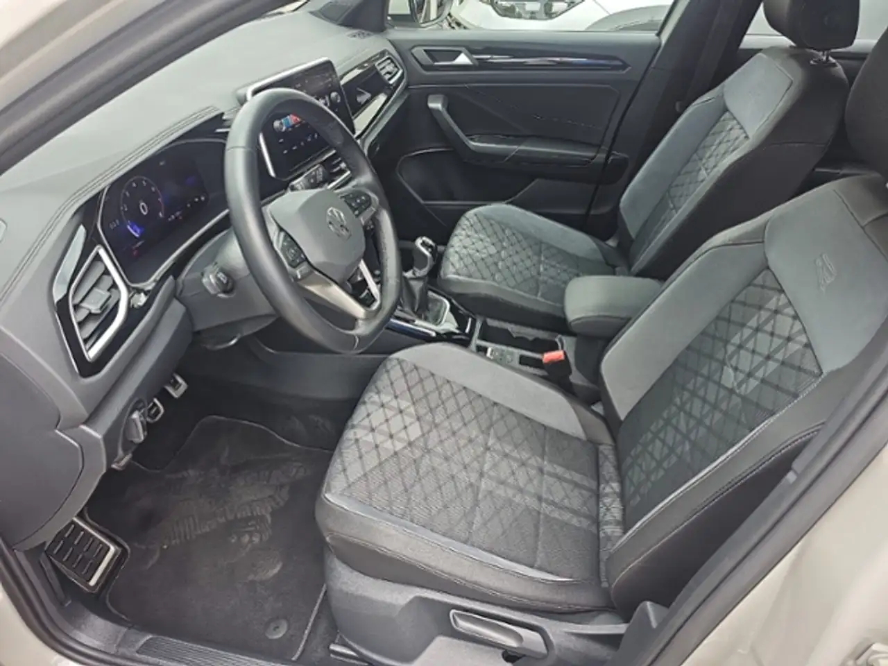 Volkswagen T-Roc 1.0 TSI R-LINE PDC SHZ LED LIGHT-ASSIST DAB APP-C — معرض صور السيارة 12