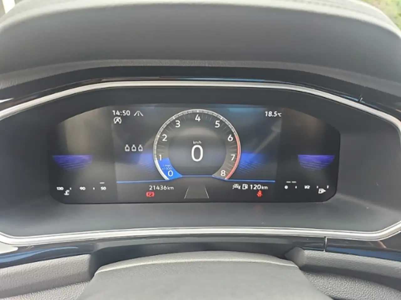 Volkswagen T-Roc 1.0 TSI R-LINE PDC SHZ LED LIGHT-ASSIST DAB APP-C — معرض صور السيارة 11