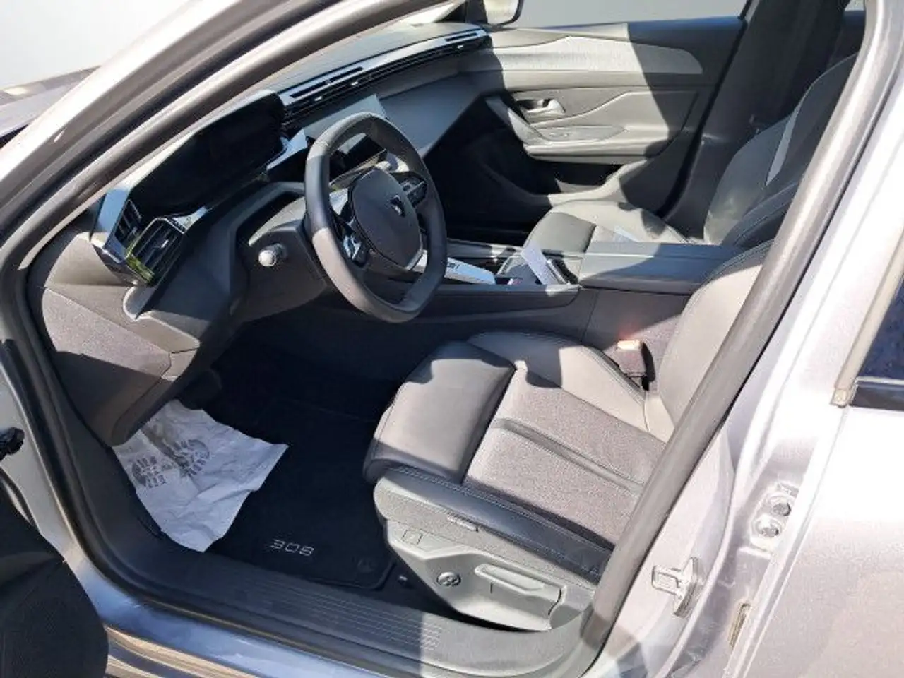 Peugeot 308 Allure PureTech 130 EAT8 Bluetooth Navi LED — Vehicle gallery 16