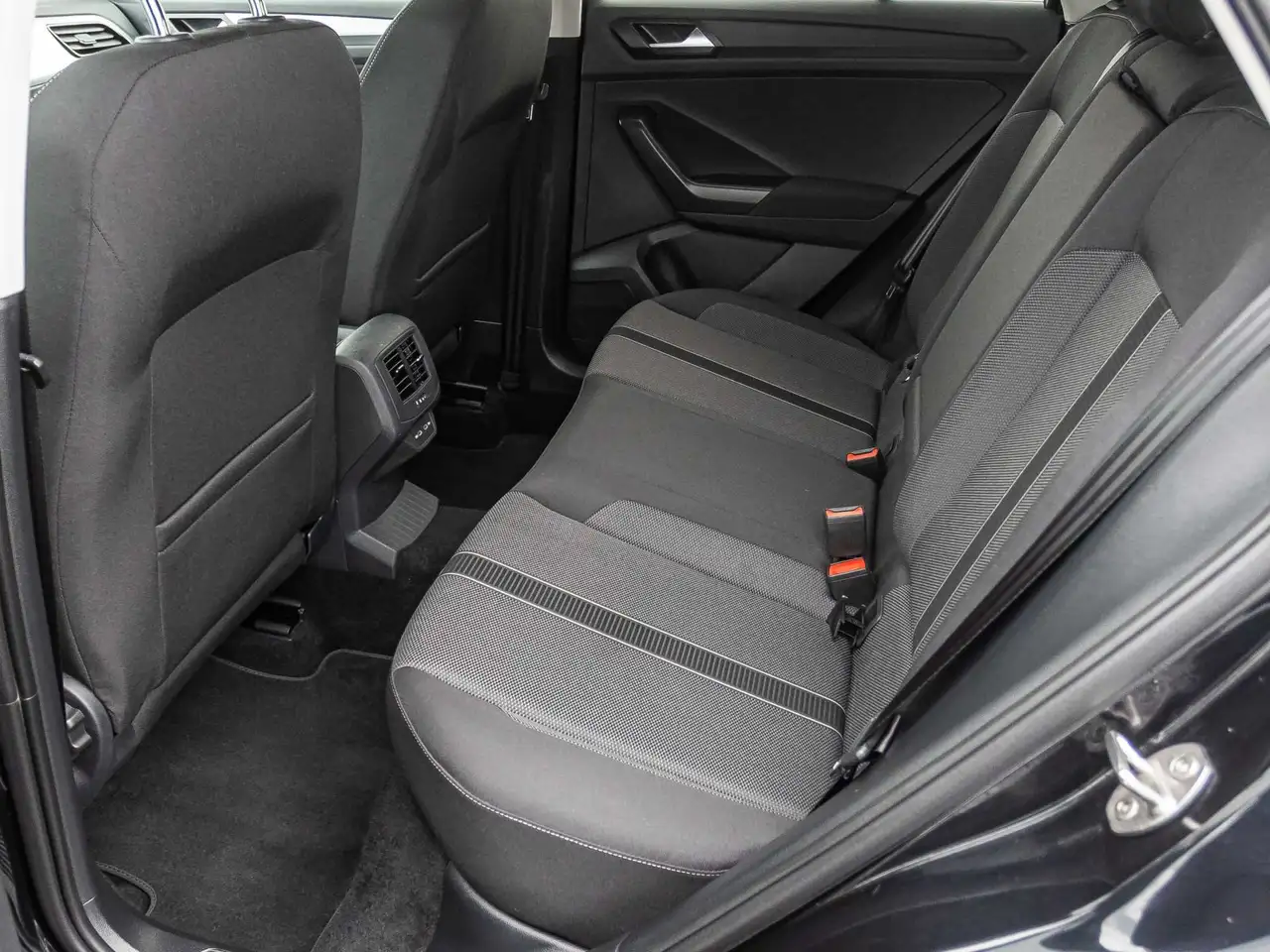 Volkswagen T-Roc 1.0 TSI Life Navi LED Digital Cockpit EPH — Galería del vehículo 16