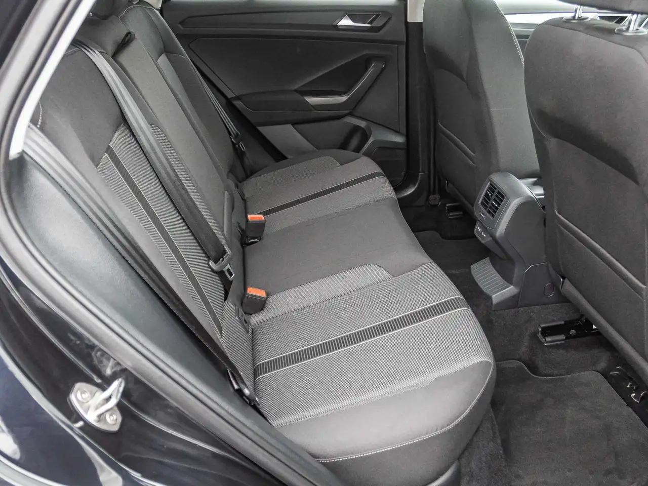 Volkswagen T-Roc 1.0 TSI Life Navi LED Digital Cockpit EPH — Galería del vehículo 19