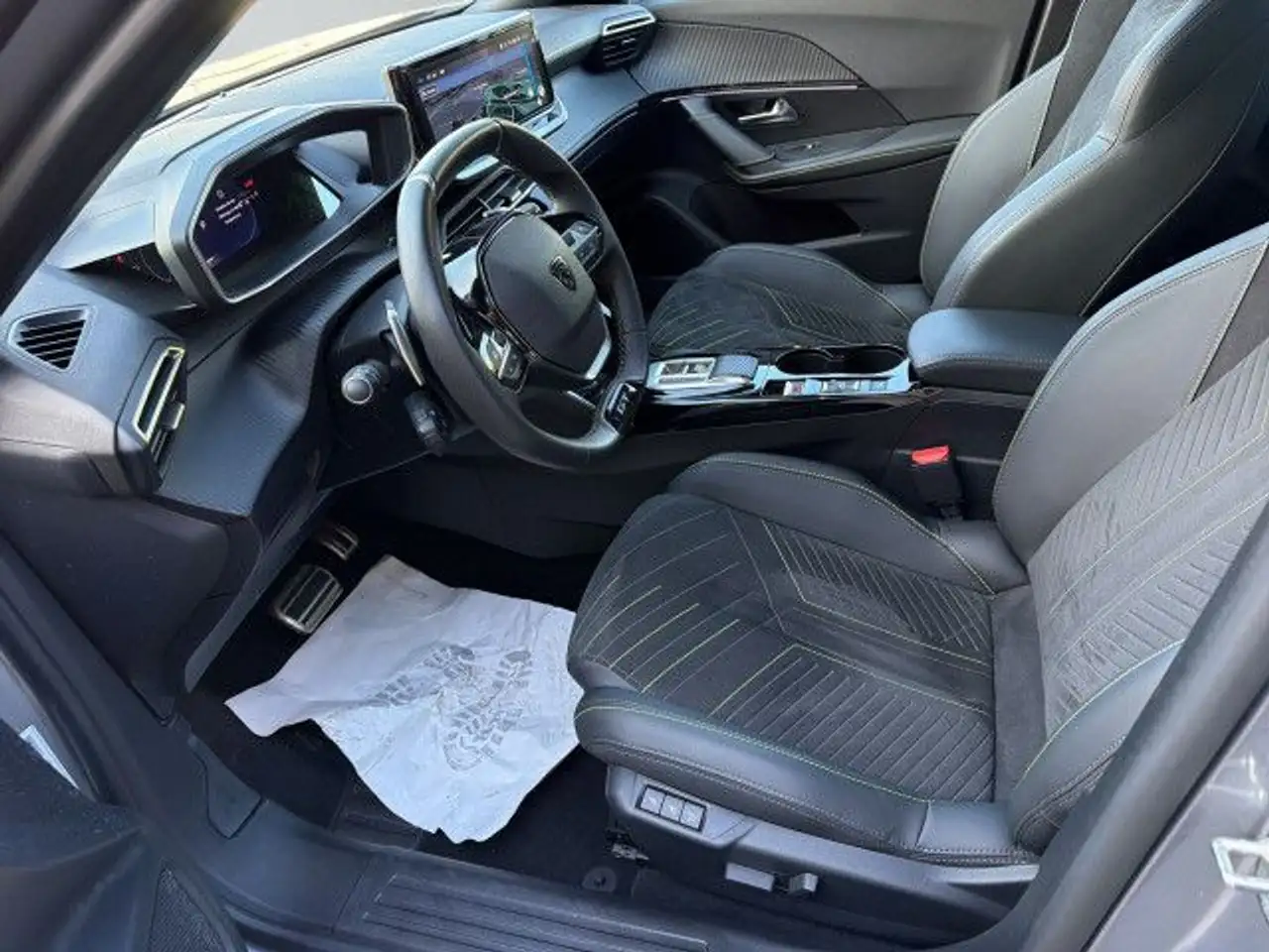 Peugeot 2008 GT PureTech EAT8 / PANO / 360°-Kam. / SHZ — معرض صور السيارة 16
